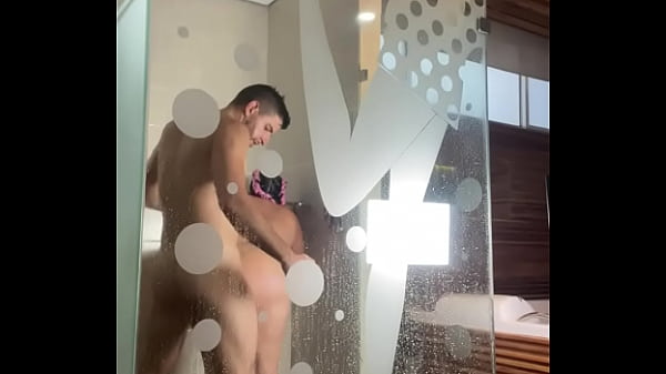 Mi Hijastro Se Mete A La Ducha Mientras Me Ba&ntilde;o Y Me Folla thumbnail