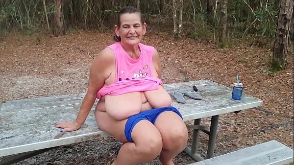 Play MP4 - Striptease Pee