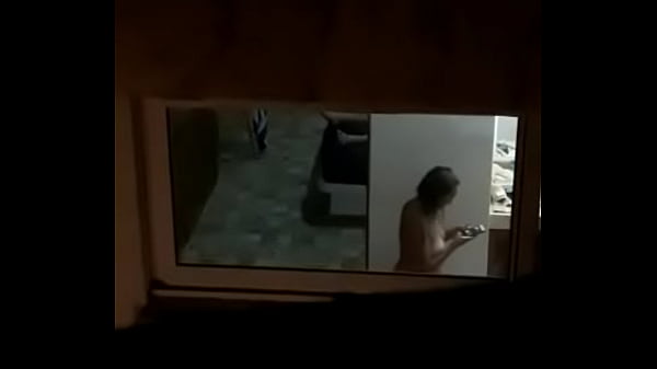 Mi vecina gordibuena prepar&aacute;ndose para ba&ntilde;arse 