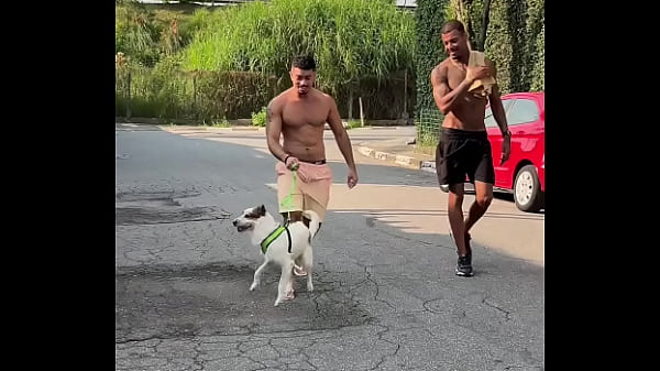 Encontrou negao dotado na rua e levou pra casa pra fude 