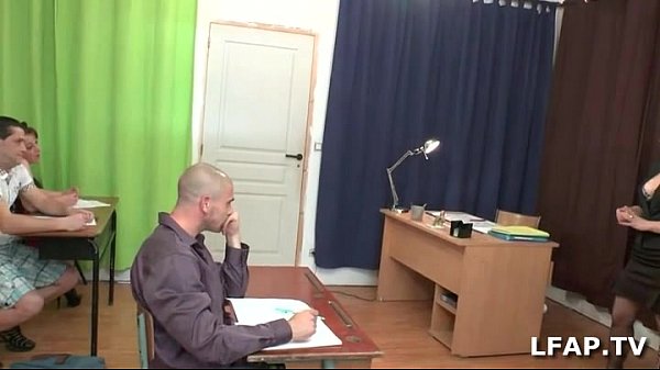 Brunette francaise baisee par_deux potes en salle de classe