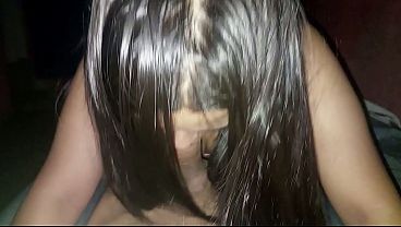 ELLA SIEMPRE SE ENCARGA DE DEJAR A SU PADRASTRO FELIZ CON UNA BUENA MAMADA 