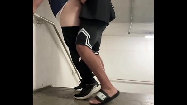 PUTINHA DO PREDIO QUERIA SER FODIDA NA ESCADA. TRATEI ELA COMO MERECE. 