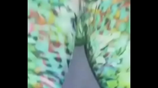 Casadinha safada vai malhar com a bucetinha molhada e deixa personal louco 