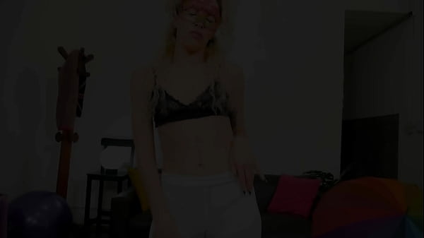 Nonton Pear Shaped Butt Skinny Babe Puffy Cameltoe White Leggings Lap Sitting Cock Teasing Babe! thumbnail