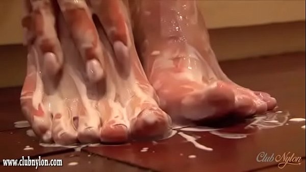 Play MP4 - Curvy brunette rips her nylon pantyhose