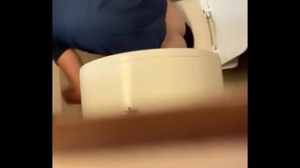 Manjando a rola e a bunda 