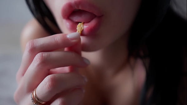 Sexy Giant And Trip On Her Body thumbnail