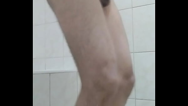 Jovencito pasivo reci&eacute;n depilado saliendo de la ducha 