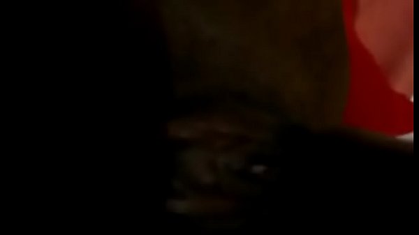 Putinha coroa enfiando banana e gozando