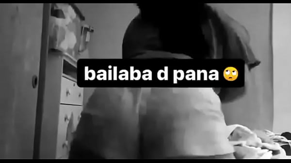 Zorrita de color mueve su culo