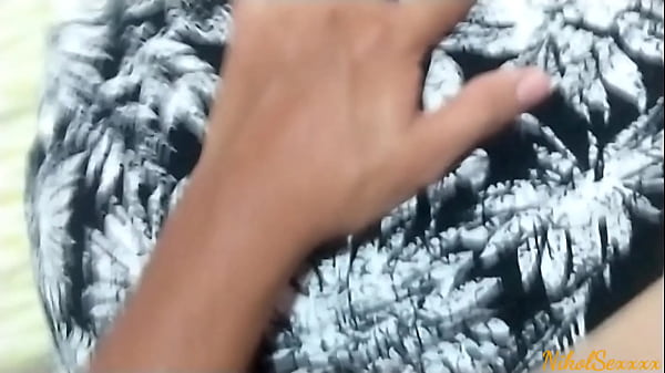 con ungran trasero ama su jugosa follada_a través de la falda.