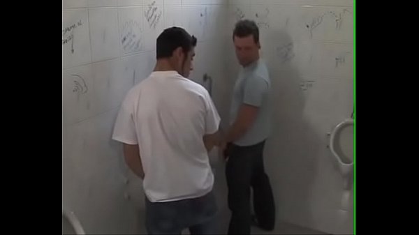 3 argentinos se cogen en los ba&ntilde;os p&uacute;blicos de Buenos Aires 