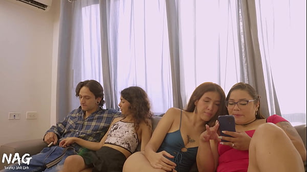 Play MP4 - Hermanstro usa libremente a sus hermanastras y le propone a su madrastra unirse&excl;