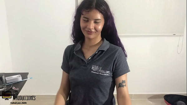 Me Follo a mi hermanastro y se viene en mis nalgas 