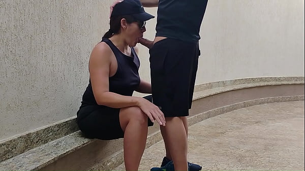 Sapat&atilde;o machuda sendo fodida por amigo ap&oacute;s perder uma aposta 