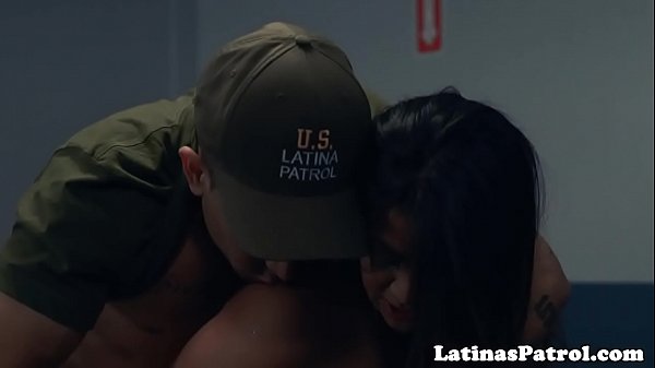 Play MP4 - Curvy latina drilled by US border patrol