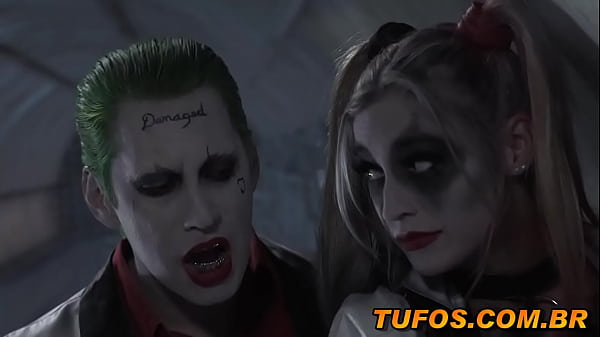 Play MP4 - Arlequina fica dividida entre Batman e Coringa&period;&period;&period; Ela decide fuder com os dois para decidir de qual lado est&aacute;&excl;