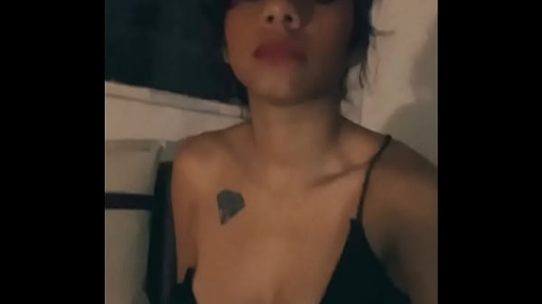 Latina Hermosa Se Mete Los Dedos Y Se Abre De Piernas thumbnail