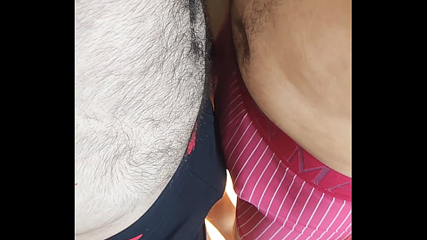 Esfregando As Rolas Duras Dentro da Cueca 