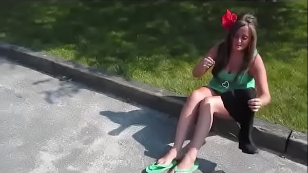 Nonton Girl Revving A Dirtbike thumbnail