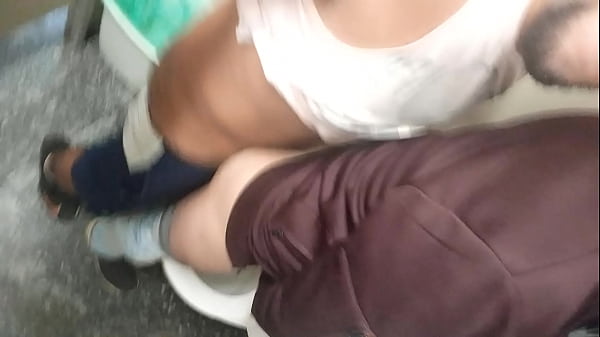 Play MP4 - Fodi o h&eacute;tero casado no banheiro do terminal de Fortaleza&comma; gozou com rola no cu e foi embora