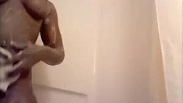 Nonton Hot Ebony Woman Takes A Bath thumbnail