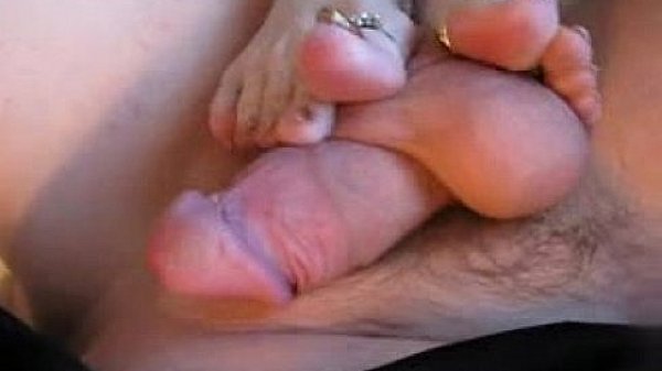 Kinky foot fetish wife gives nice footjob 