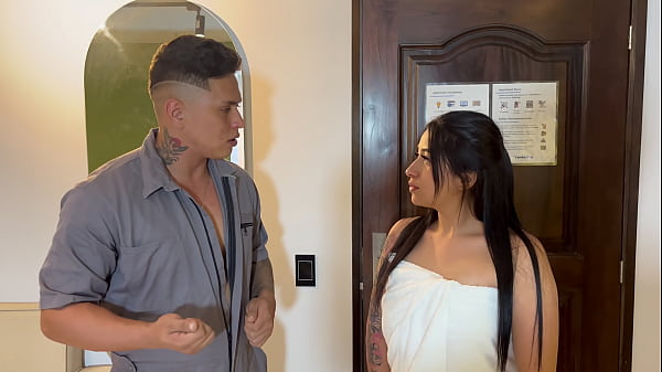 Play MP4 - Me follo a una ama de casa para no cortarle el gas