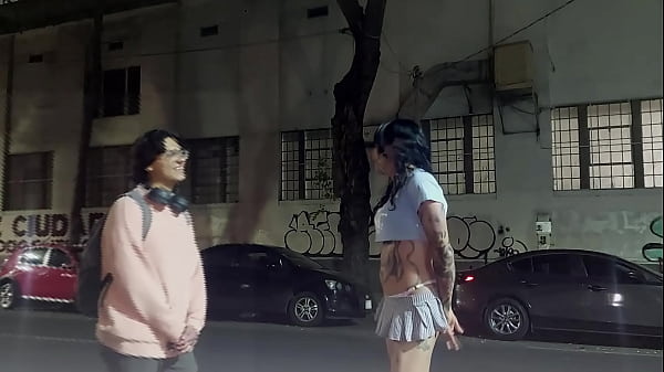 Play MP4 - &iquest;Cu&aacute;nto me cobras por estrenar a mi amigo &quest;