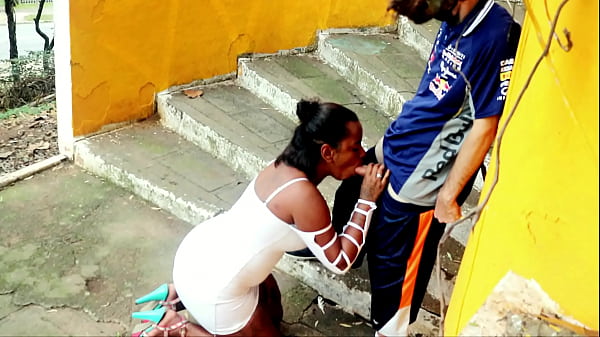 Play MP4 - Minha Namorada Chupando a Rola de um Desconhecido na Rua