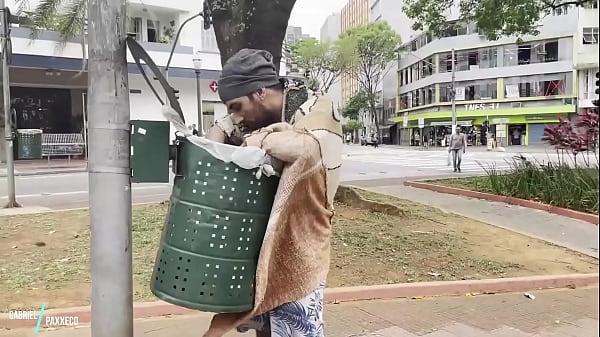 Ajudando O Morador De Rua Tes&atilde;o De Comer Um C&uacute; Part 1 thumbnail