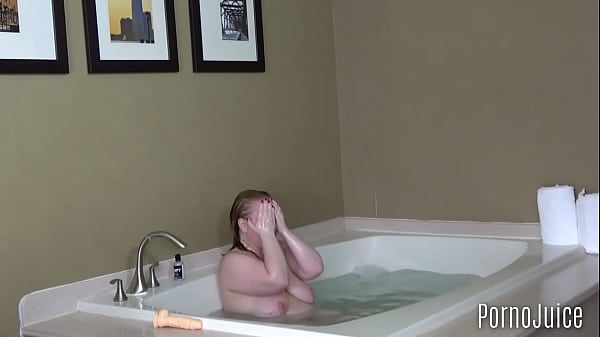 Sexy Bbw Bath Tub Play thumbnail