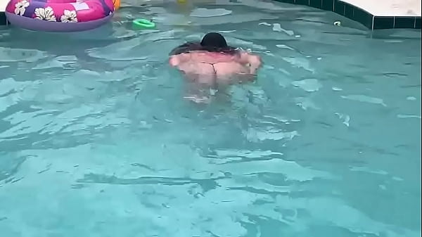 Gorgeous Latina maid La Paisa cleans the pool_and sucks dick!Caught by neighbor