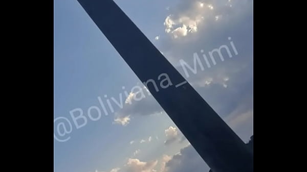 Mostrando a_buceta pros machos no parque