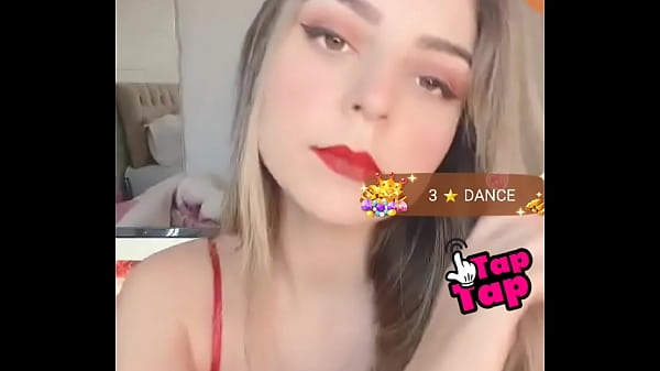 Uma loira novinha dan&ccedil;ando de uma forma linda 