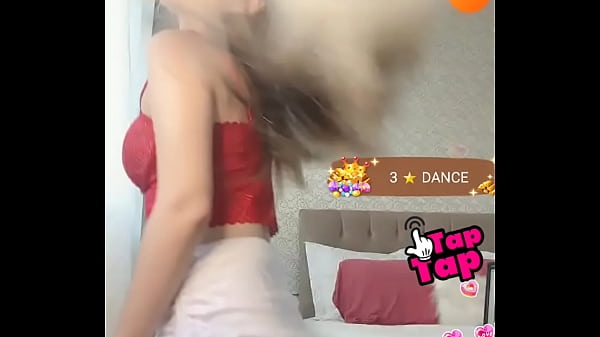 Nonton Uma Loira Novinha Dan&ccedil;ando De Uma Forma Linda thumbnail