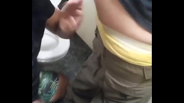 Play MP4 - Servindo a v&aacute;rios machos desconhecidos no box do banheiro do metr&ocirc; - COMPLETOS E EXCLUSIVOS NO RED