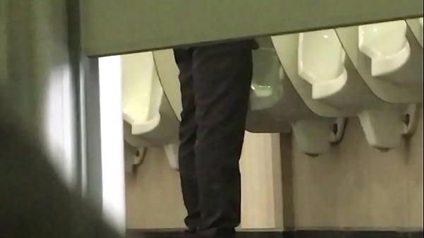 Maduro negro banheiro mijando