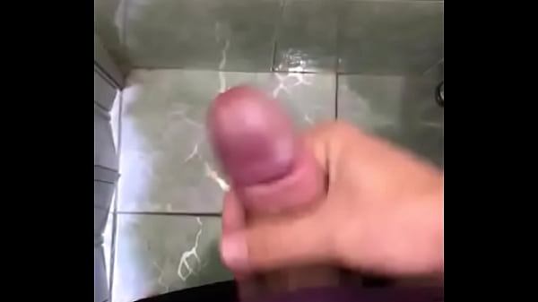 Punhetando e gozando