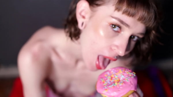 Me Masturbando At&eacute; Gozar, Comendo thumbnail