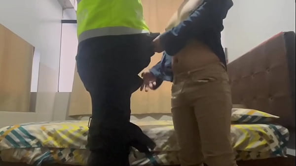 Play MP4 - Policia lime&ntilde;o folla a jovencito por el culo