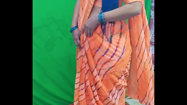 Indian bhabhi ki Saree change kartehue chupke Se banai video