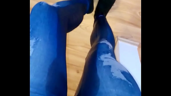 Orinar en jeans y calcetines