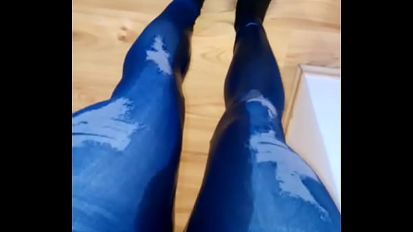 Orinar en jeans y calcetines 