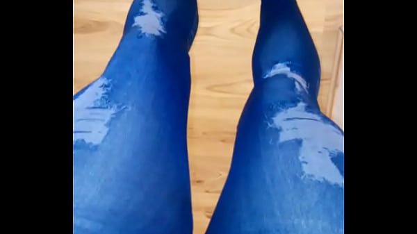 Orinar en jeans y calcetines 