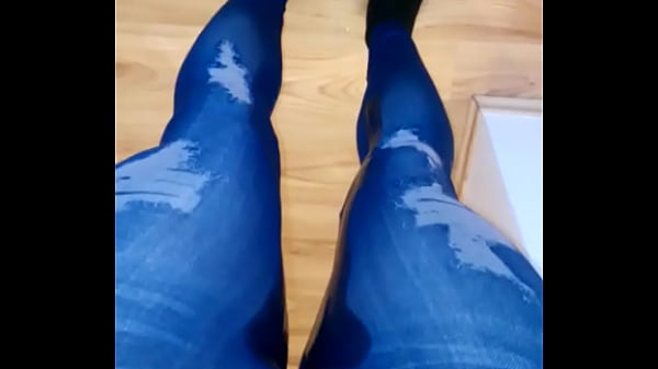 Orinar en jeans y calcetines 