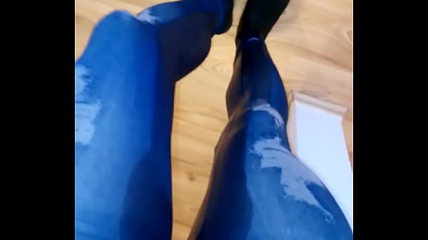 Peeing tight_jeans and socks
