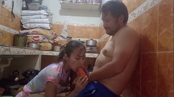 Play MP4 - &iexcl;Sacandome de la rutina mi Peruana es deliciosa&excl; Me la como completa mientras la follo de perrito con ella&comma; nada mejor para acabar el aburrimiento