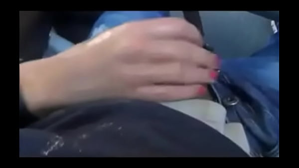 Play MP4 - Mulher batendo punheta no onibos at&eacute; o cara gozar